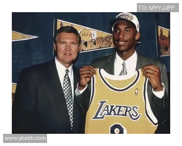 足球明星飞机失事引发哀悼科比传奇永存人们心中