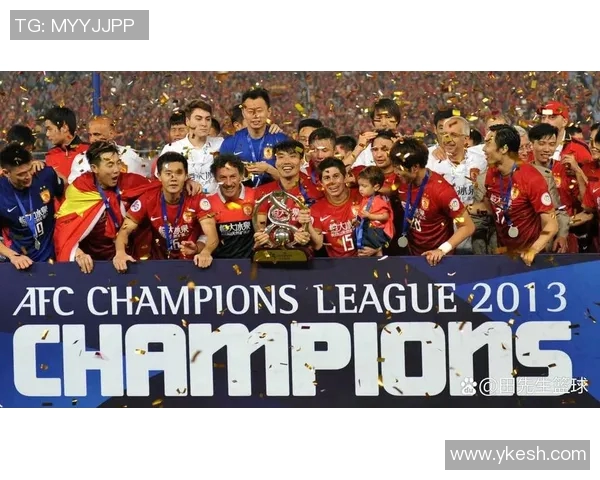 足球明星与荣誉奖杯的精彩瞬间定格在镜头里展现辉煌成就与激情时刻